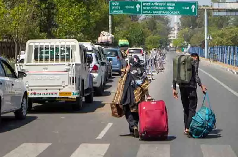 Punjab: वापसी की समय-सीमा समाप्त होने पर अटारी पार करते समय भावुकता Punjab: वापसी की समय-सीमा समाप्त होने पर अटारी पार करते समय भावुकता