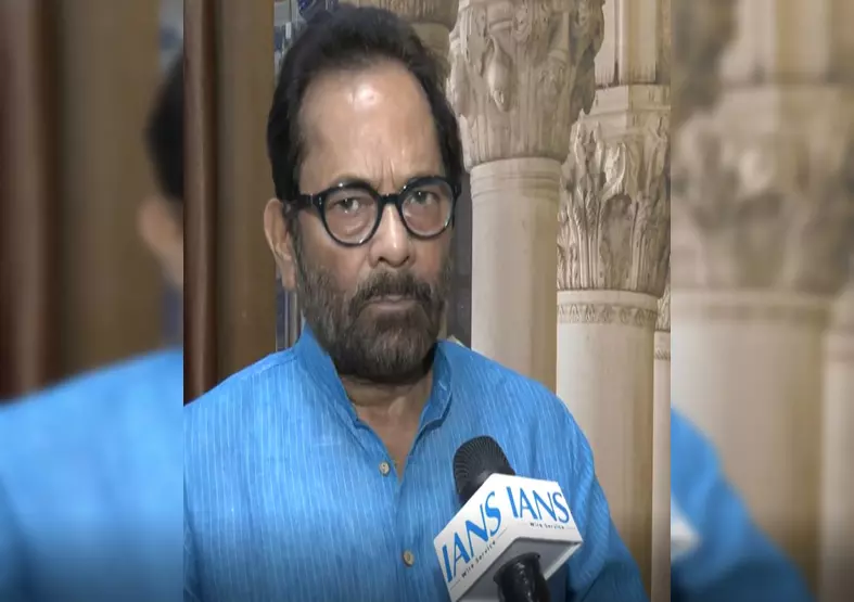 ओवैसी ने आईएस से की पाकिस्तान की तुलना, मुख्तार अब्बास नकवी बोले- आज पूरा मुल्क एक है ओवैसी ने आईएस से की पाकिस्तान की तुलना, मुख्तार अब्बास नकवी बोले- आज पूरा मुल्क एक है