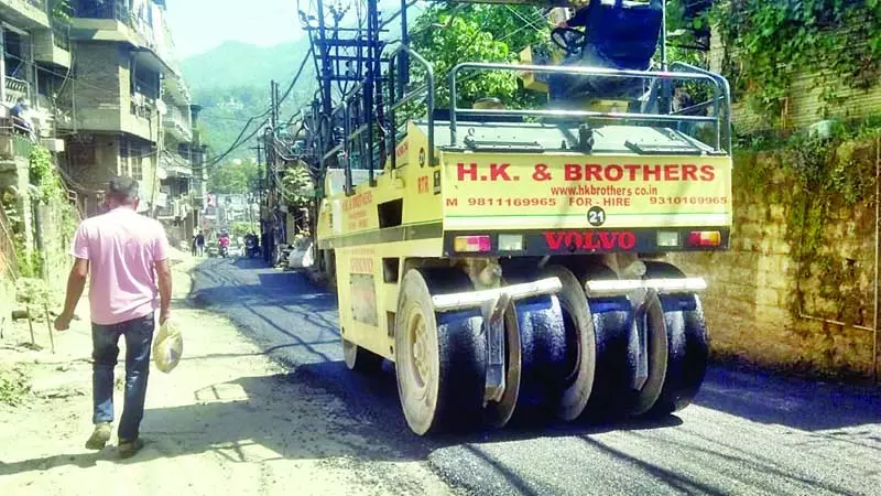 गड्ढों और धूल-मिट्टी से मिली राहत गड्ढों और धूल-मिट्टी से मिली राहत