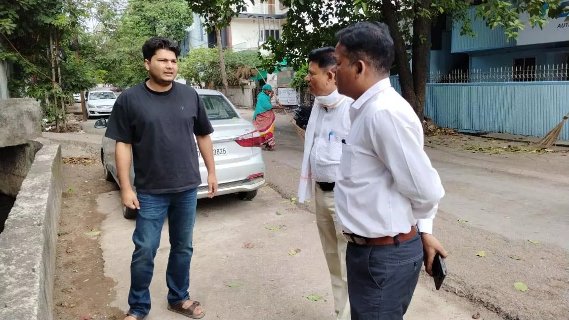 आयुक्त विश्वदीप ने इंदिरावती कॉलोनी नाले के सफाई अभियान का किया निरीक्षण आयुक्त विश्वदीप ने इंदिरावती कॉलोनी नाले के सफाई अभियान का किया निरीक्षण