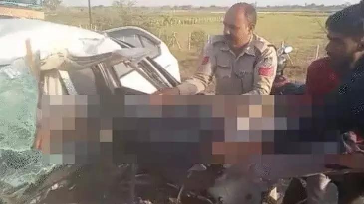 इंदौर-अहमदाबाद हाईवे पर तेज रफ्तार वाहन से कार की टक्कर में 4 की मौके पर ही मौत इंदौर-अहमदाबाद हाईवे पर तेज रफ्तार वाहन से कार की टक्कर में 4 की मौके पर ही मौत