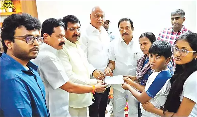 Andhra : पहलगाम पीड़ित के परिवार को 10 लाख की सरकारी सहायता Andhra : पहलगाम पीड़ित के परिवार को 10 लाख की सरकारी सहायता