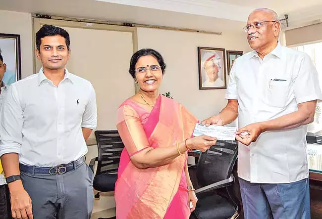थैलेसीमिया रन के लिए 30 लाख रुपये का दान थैलेसीमिया रन के लिए 30 लाख रुपये का दान