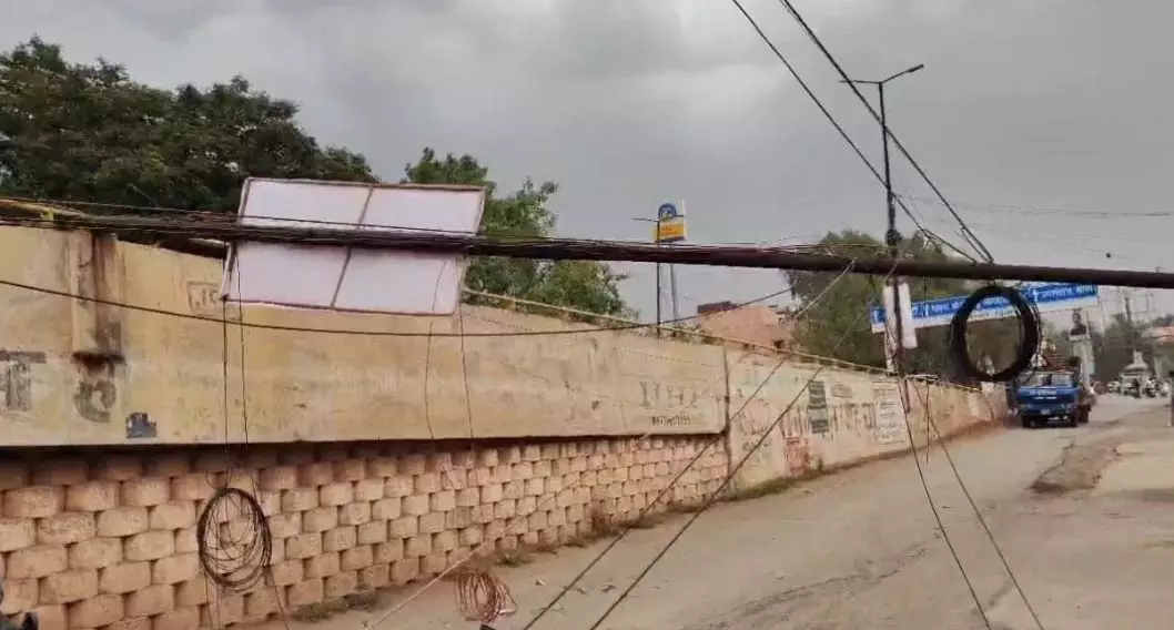 आमानाका ओवरब्रिज में बाल-बाल बचे राहगीर, आंधी के चलते बड़ा हादसा आमानाका ओवरब्रिज में बाल-बाल बचे राहगीर, आंधी के चलते बड़ा हादसा