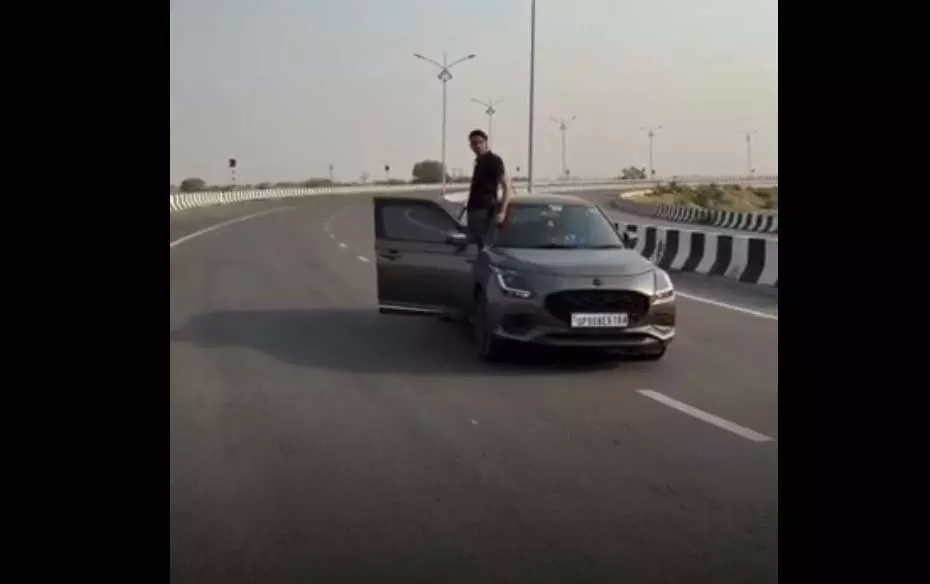 10 हजार 500 का जुर्माना ठोका...कार सवार युवक का स्टंटबाजी करते वीडियो सामने आया 10 हजार 500 का जुर्माना ठोका...कार सवार युवक का स्टंटबाजी करते वीडियो सामने आया