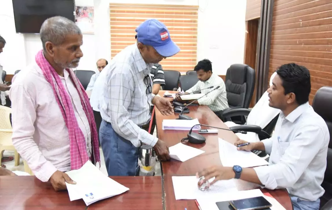 नहर किनारे केनाल रोड चौड़ीकरण को लेकर रहवासियों ने जनदर्शन में की शिकायत नहर किनारे केनाल रोड चौड़ीकरण को लेकर रहवासियों ने जनदर्शन में की शिकायत