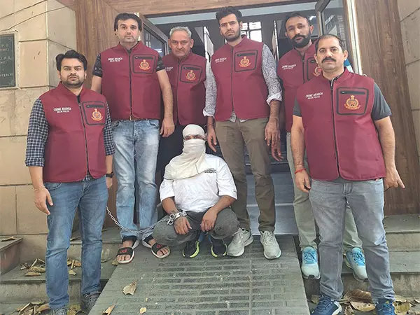 गैंगरेप के मामले में वांछित हिस्ट्रीशीटर को क्राइम ब्रांच ने किया गिरफ्तार गैंगरेप के मामले में वांछित हिस्ट्रीशीटर को क्राइम ब्रांच ने किया गिरफ्तार