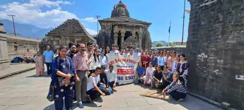 Baijnath temple में स्वच्छता अभियान के लिए छात्रों ने उठाई झाड़ू Baijnath temple में स्वच्छता अभियान के लिए छात्रों ने उठाई झाड़ू
