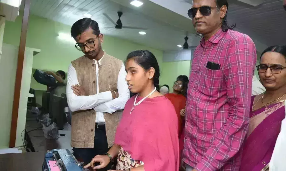 Andhra: कलेक्टर ने दृष्टिबाधित लोगों के लिए एमआईडीसी का निरीक्षण किया Andhra: कलेक्टर ने दृष्टिबाधित लोगों के लिए एमआईडीसी का निरीक्षण किया