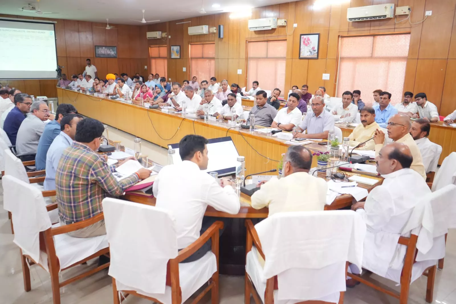 Jaipur: लोकसभा अध्यक्ष ने ली पेयजल व्यवस्थाओं की समीक्षा बैठक Jaipur: लोकसभा अध्यक्ष ने ली पेयजल व्यवस्थाओं की समीक्षा बैठक