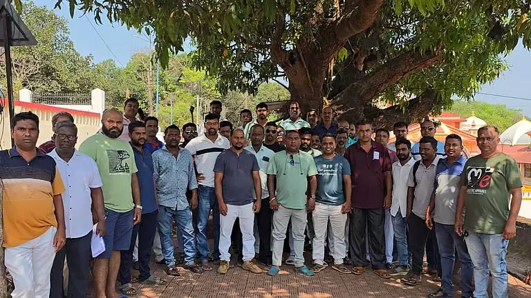 टैक्सी चालकों ने Mopa हवाई अड्डे पर ब्लू टैक्सी काउंटर बंद करने के खिलाफ प्रदर्शन किया टैक्सी चालकों ने Mopa हवाई अड्डे पर ब्लू टैक्सी काउंटर बंद करने के खिलाफ प्रदर्शन किया