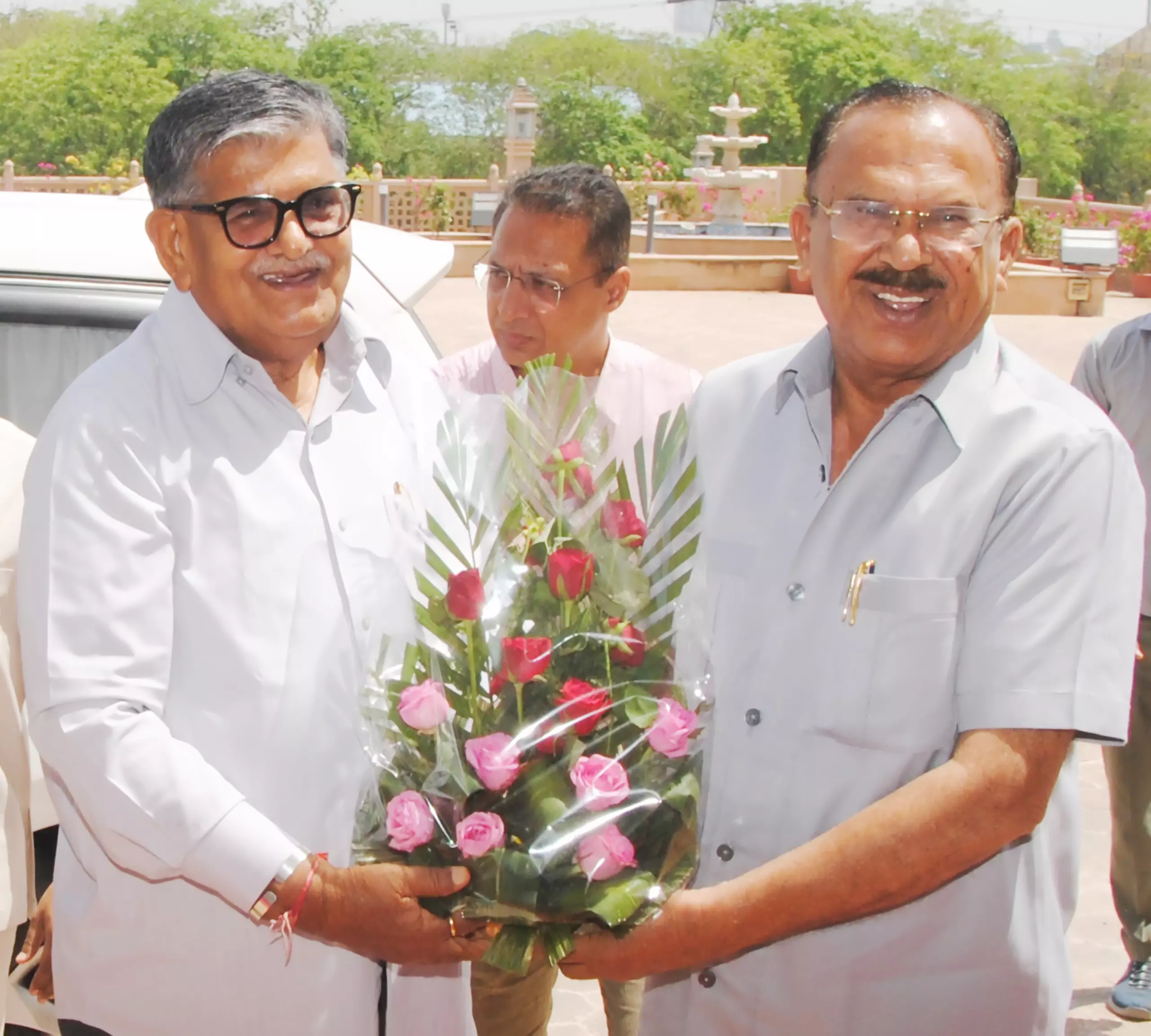 Jaipur: देवनानी ने पंजाब के राज्यपाल कटारिया को राजस्थान विधान सभा की डायरी भेंट की Jaipur: देवनानी ने पंजाब के राज्यपाल कटारिया को राजस्थान विधान सभा की डायरी भेंट की
