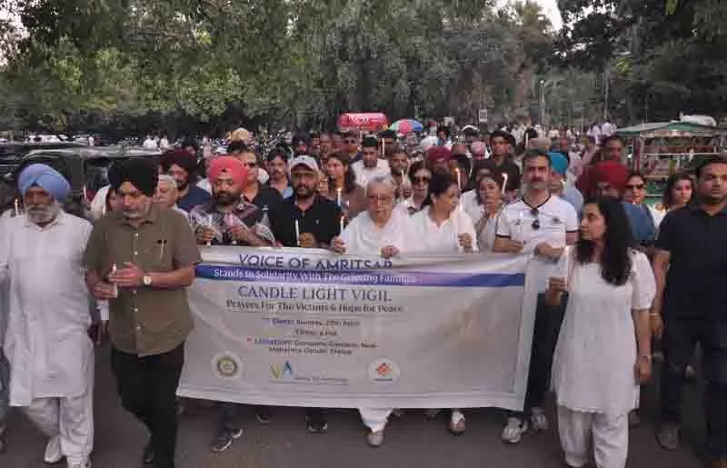 वॉयस ऑफ Amritsar ने पहलगाम नरसंहार के पीड़ितों की याद में मोमबत्ती जलाकर श्रद्धांजलि अर्पित की वॉयस ऑफ Amritsar ने पहलगाम नरसंहार के पीड़ितों की याद में मोमबत्ती जलाकर श्रद्धांजलि अर्पित की