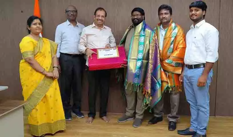 ईमानदार TGSRTC बस कंडक्टर को 13 लाख रुपये की नकदी, आभूषणों से भरा बैग लौटाने पर सम्मानित किया ईमानदार TGSRTC बस कंडक्टर को 13 लाख रुपये की नकदी, आभूषणों से भरा बैग लौटाने पर सम्मानित किया