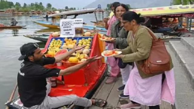 पहलगाम हमले के तनाव के बीच फल विक्रेता ने Dal Lake में पर्यटकों को मुफ्त फल चाट की पेशकश की पहलगाम हमले के तनाव के बीच फल विक्रेता ने Dal Lake में पर्यटकों को मुफ्त फल चाट की पेशकश की