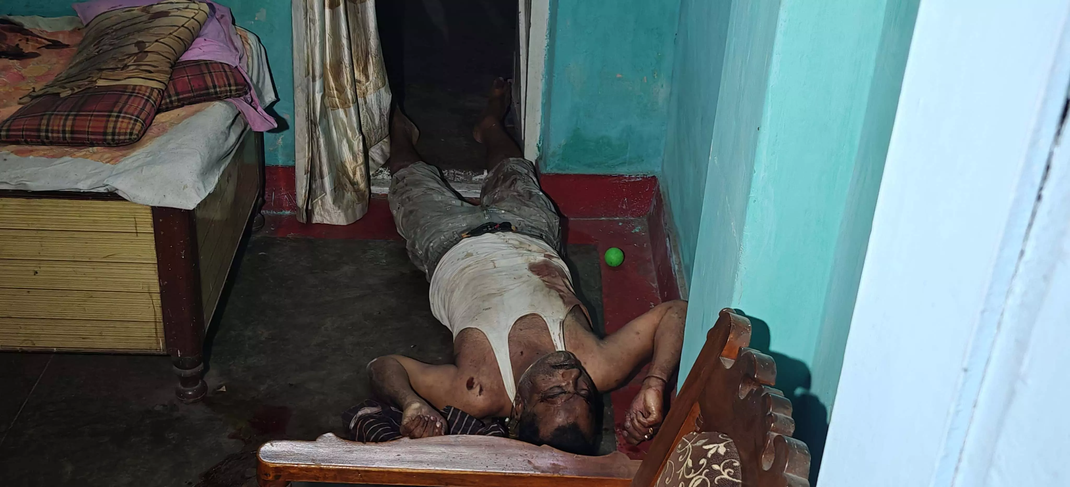 राजातालाब के घर में मिली शख्स की खून से सनी लाश, सामने आई तस्वीर... राजातालाब के घर में मिली शख्स की खून से सनी लाश, सामने आई तस्वीर...