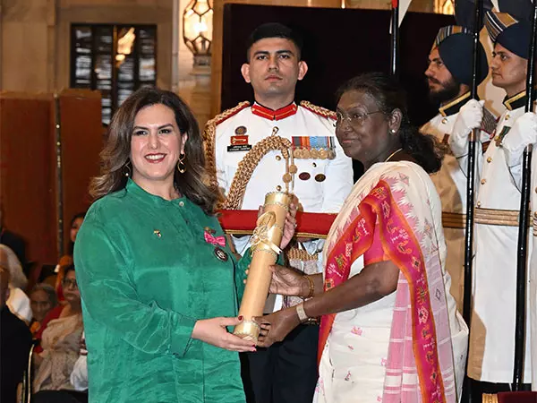 राष्ट्रपति मुर्मू ने कुवैती योग प्रेमी को पद्मश्री प्रदान किया राष्ट्रपति मुर्मू ने कुवैती योग प्रेमी को पद्मश्री प्रदान किया