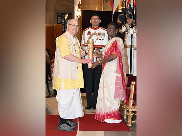 राष्ट्रपति मुर्मू ने अमेरिकी लेखक स्टीफन नैप को साहित्य के लिए पद्मश्री पुरस्कार प्रदान किया राष्ट्रपति मुर्मू ने अमेरिकी लेखक स्टीफन नैप को साहित्य के लिए पद्मश्री पुरस्कार प्रदान किया