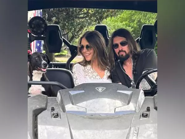 Elizabeth Hurley ने बिली रे साइरस के साथ रोमांटिक तस्वीरें साझा कीं Elizabeth Hurley ने बिली रे साइरस के साथ रोमांटिक तस्वीरें साझा कीं