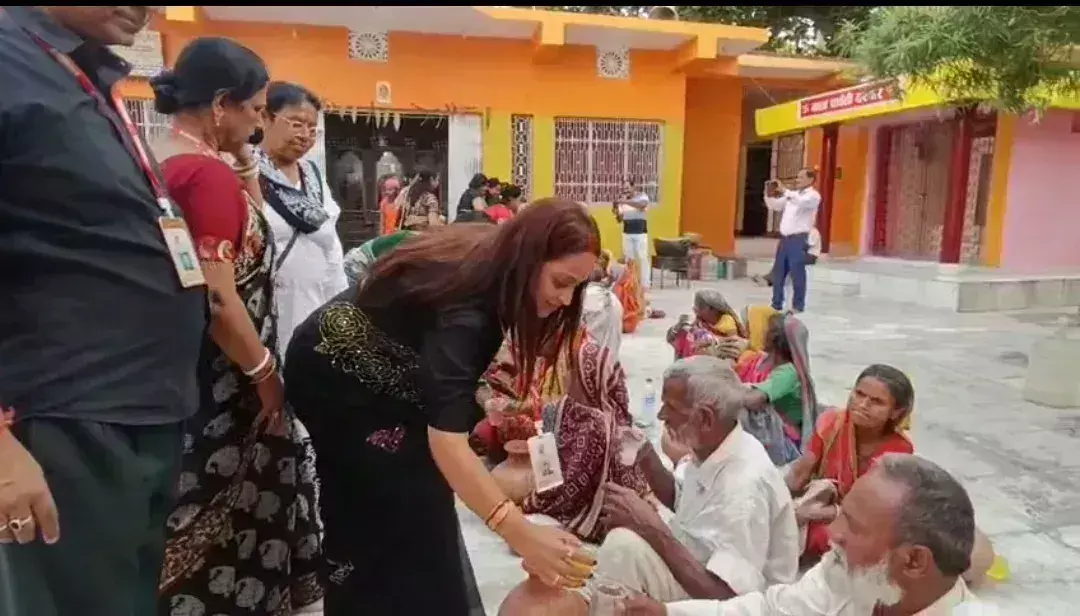 Bhagalpur: भीषण गर्मी में जरूरतमंदों को राहत, घड़ों का वितरण किया गया
