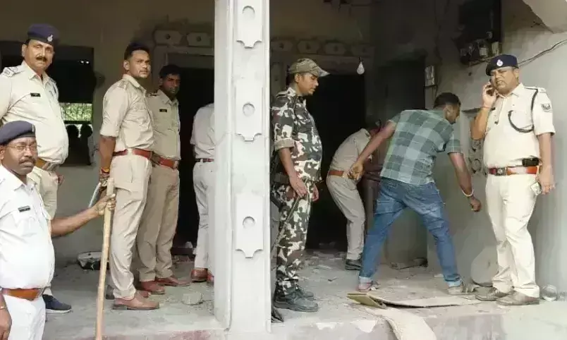 Araria: दहेज हत्या के फरार आरोपितों के घर पुलिस ने की कुर्की जब्ती