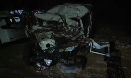 बड़ा हादसा, कार की ट्रक से टक्कर में 4 लोगों की मौत