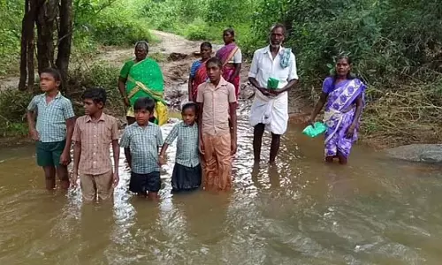गांव वाले 40 साल से केरोसिन लैंप पर रह रहे हैं गुजारा