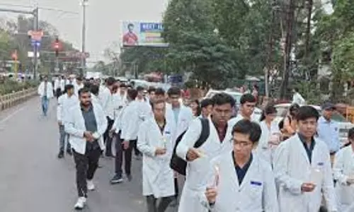 Prayagraj: डॉक्टरों ने आतंकवाद के खिलाफ किया कैंडल मार्च