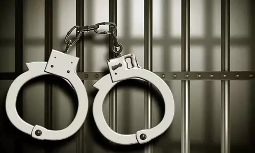 पाइधोनी पुलिस ने पुलिसकर्मियों को कुचलने की कोशिश करने के आरोप में 3 लोगों को गिरफ्तार पाइधोनी पुलिस ने पुलिसकर्मियों को कुचलने की कोशिश करने के आरोप में 3 लोगों को गिरफ्तार