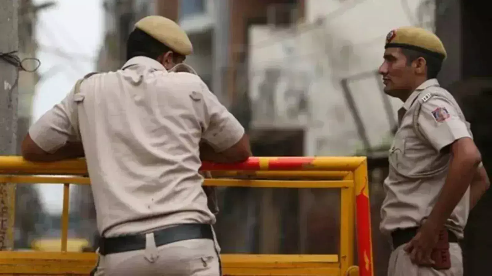 Police ने तमिलनाडु के ट्रक जब्त किए, आठ पूर्व कर्मचारियों को गिरफ्तार किया Police ने तमिलनाडु के ट्रक जब्त किए, आठ पूर्व कर्मचारियों को गिरफ्तार किया