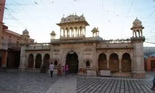 Karni Mata Temple: भारत का अनोखा मंदिर जहां पूजे जाते है चूहे