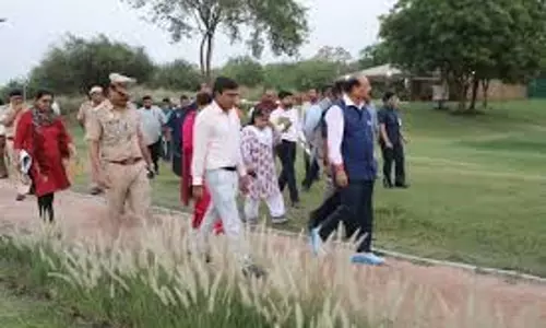 Delhi: यमुना के डूब क्षेत्र में मार्गों पर जूट कालीन बिछाने का काम शुरू