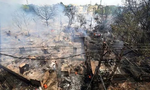 Delhi के रोहिणी में झुग्गियों में आग से 2 बच्चों की मौत, 800 झुग्गियां जलकर खाक