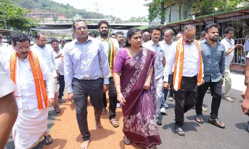 Anitha ने चंदनोत्सव से पहले सिंहाचलम मंदिर की व्यवस्थाओं की समीक्षा की Anitha ने चंदनोत्सव से पहले सिंहाचलम मंदिर की व्यवस्थाओं की समीक्षा की