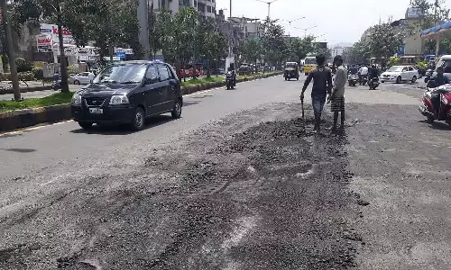 बड़े पैमाने पर कंक्रीटीकरण अभियान के बीच 31 मई तक सड़कों को मोटर योग्य बनाने के लिए BMC समय के खिलाफ दौड़ रही बड़े पैमाने पर कंक्रीटीकरण अभियान के बीच 31 मई तक सड़कों को मोटर योग्य बनाने के लिए BMC समय के खिलाफ दौड़ रही