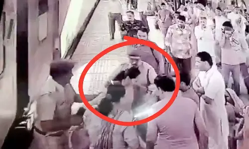 चलती ट्रेन से उतरते समय फिसली महिला को उज्जैन RPF अधिकारियों ने रेल की पटरी से बचाया