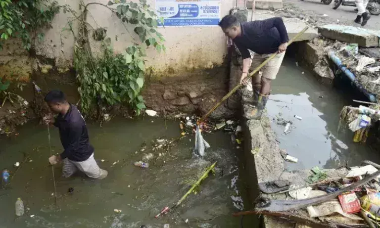 Assam सरकार ने शहरी बाढ़ से निपटने के लिए तत्काल गाद हटाने का आदेश दिया Assam सरकार ने शहरी बाढ़ से निपटने के लिए तत्काल गाद हटाने का आदेश दिया