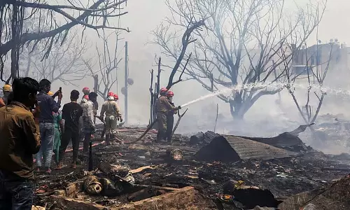 Delhi में झुग्गियों में आग से दो बच्चों की मौत, 800 झुग्गियां जलकर खाक