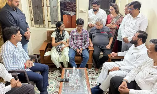 महाराष्ट्र के Deputy CM ने पहलगाम आतंकी हमले के पीड़ितों डोंबिवली परिवारों से मुलाकात की