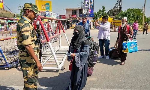 IB ने दिल्ली में 5,000 पाकिस्तानी नागरिकों की पहचान की, पुलिस को सूची सौपी IB ने दिल्ली में 5,000 पाकिस्तानी नागरिकों की पहचान की, पुलिस को सूची सौपी