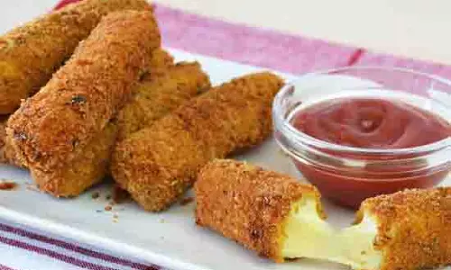 Recipe :  बच्चो के लिए बनाये चीज़ मोजेरेला स्टिकस
