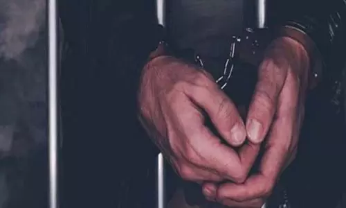नवी मुंबई बिल्डर आत्महत्या: ड्रग कार्टेल से जुड़े 2 पुलिस कांस्टेबल गिरफ्तार नवी मुंबई बिल्डर आत्महत्या: ड्रग कार्टेल से जुड़े 2 पुलिस कांस्टेबल गिरफ्तार