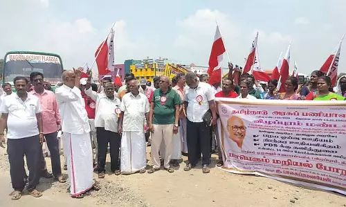 विल्लुपुरम में सड़क जाम करने पर तमिलनाडु सरकारी कर्मचारी संघ के सदस्य गिरफ्तार विल्लुपुरम में सड़क जाम करने पर तमिलनाडु सरकारी कर्मचारी संघ के सदस्य गिरफ्तार
