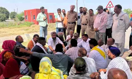 Jalandhar: कंडी नहर के पानी के रिसाव से परेशान ग्रामीणों ने किया प्रदर्शन Jalandhar: कंडी नहर के पानी के रिसाव से परेशान ग्रामीणों ने किया प्रदर्शन