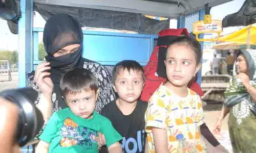 Punjab: समय सीमा में ढील, भारतीय माताएं पाकिस्तानी बच्चों को अटारी सीमा पर छोड़ आईं Punjab: समय सीमा में ढील, भारतीय माताएं पाकिस्तानी बच्चों को अटारी सीमा पर छोड़ आईं