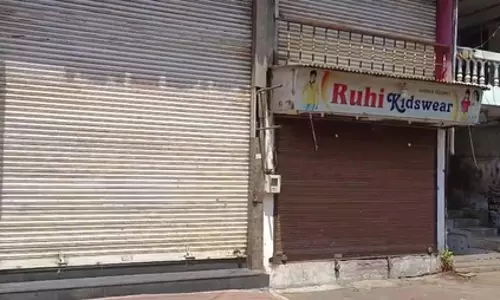 वडोदरा और अलीगढ़ में पहलगाम आतंकी हमले के विरोध में बाजार बंद, जनता में आक्रोश वडोदरा और अलीगढ़ में पहलगाम आतंकी हमले के विरोध में बाजार बंद, जनता में आक्रोश