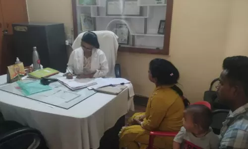Bareilly: नगरीय स्वास्थ्य केंद्रों में अव्यवस्था, डॉक्टरों को अंधेरे में करना पड़ रहा इलाज