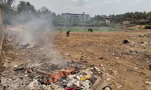 रखरखाव की निरंतर उपेक्षा: झील वाटरशेड की बजाय कचरा डंप बन गई रखरखाव की निरंतर उपेक्षा: झील वाटरशेड की बजाय कचरा डंप बन गई