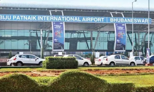 Bhubaneswar एयरपोर्ट पर रूट बदले, यात्रियों में अफरा-तफरी Bhubaneswar एयरपोर्ट पर रूट बदले, यात्रियों में अफरा-तफरी
