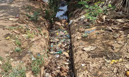 गटर में गाद : बदबू से लोग परेशान गटर में गाद : बदबू से लोग परेशान